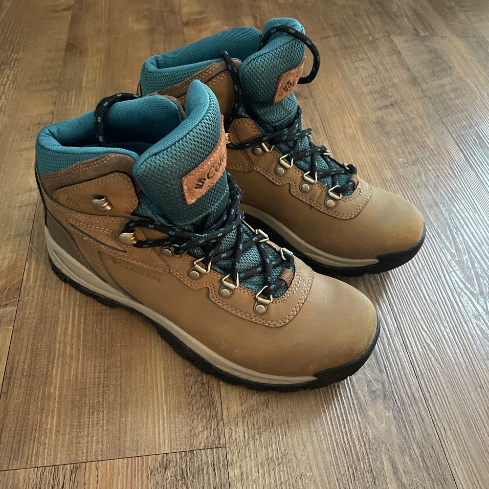 Columbia womens hiking shoe 9